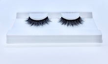 Load image into Gallery viewer, Regina-lashes-fauxmink-lash-product-tray-closeup-Canada