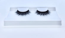 Load image into Gallery viewer, Regina-lashes-fauxmink-lash-product-tray-closeup-Canada
