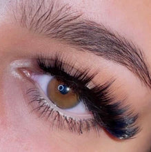 Load image into Gallery viewer, Paris-lashes-fauxmink-lash-product-eye-closeup-Canada
